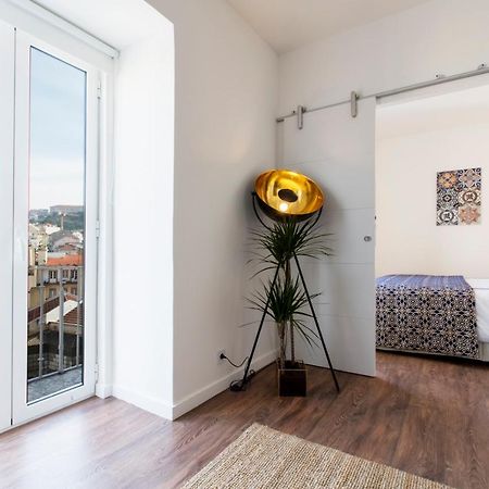 Amazing Downtown Apt With Small Balcony With View Over The Castle Лиссабон Экстерьер фото