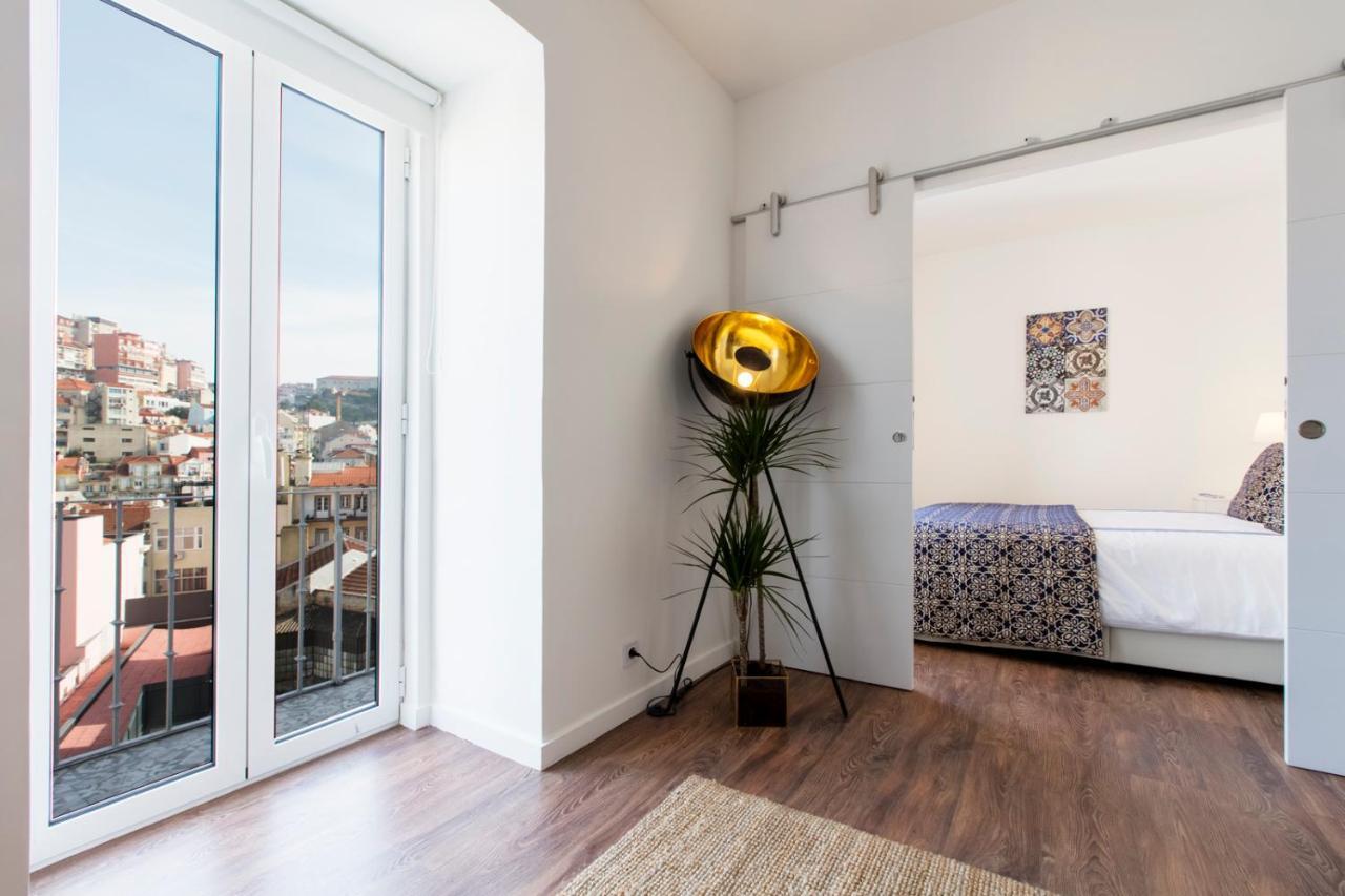 Amazing Downtown Apt With Small Balcony With View Over The Castle Лиссабон Экстерьер фото